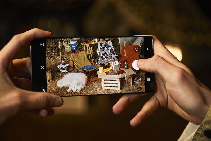 Kot eno od največjih izboljšav serije Samsung Galaxy S22 v primerjavi z lansko predhodnico navajajo programske izboljšave pri snemanju ob majhni svetlobi, torej predvsem v nočnem času. | Foto: Samsung