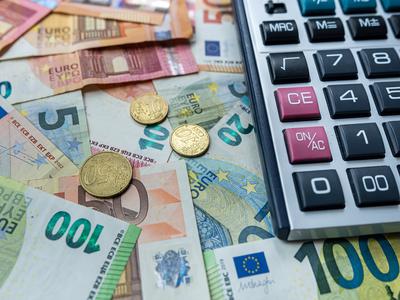 Uskladitev olajšav in dohodninske lestvice za 75 odstotkov rasti plač