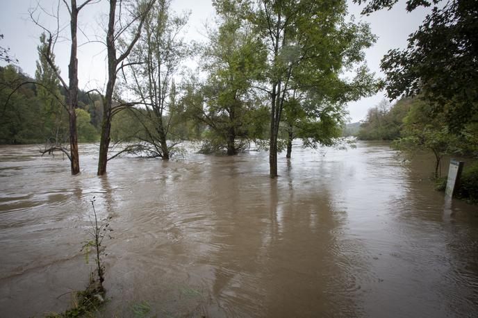 Reka Kolpa poplavlja. Poplave. | Foto Bojan Puhek