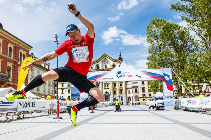 Dober trening (pretekel je dobrih 27 kilometrov) je na svojem 4. Wings For Life World Run teku opravil tudi stand-up komik Andrej Težak Tešky, ki se v četrtek, 11. maja 2017 podaja na Stand-up maratonec turo. V desetih dneh bo pretekel 500 kilometrov in zraven "oddelal" 30 stand-up nastopov. Zbrana sredstva bo namenil projektu Botrstvo.   | Foto: Grega Valančič/Sportida
