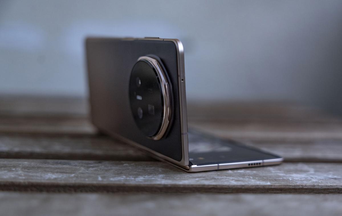 HONOR Magic V5 | Zgornja stran odprtega pregibnega pametnega telefona Honor Magic V5 | Foto Ana Kovač