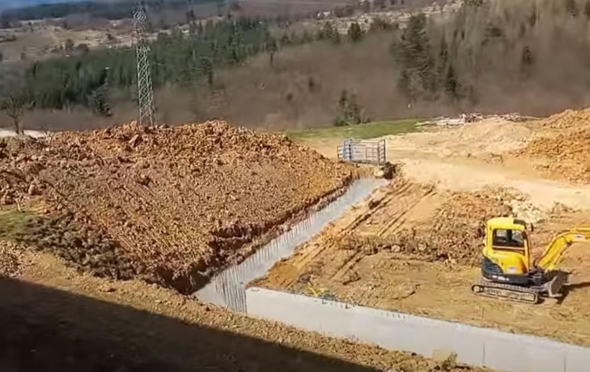 Gradnja arene za bikoborbe | Obstoječo areno za bikoborbe v kraju Kutanja preurejajo. Med drugim bodo zgradili tribune in uredili odvodnjavanje vode, da v njej ne bo več blata. | Foto YouTube
