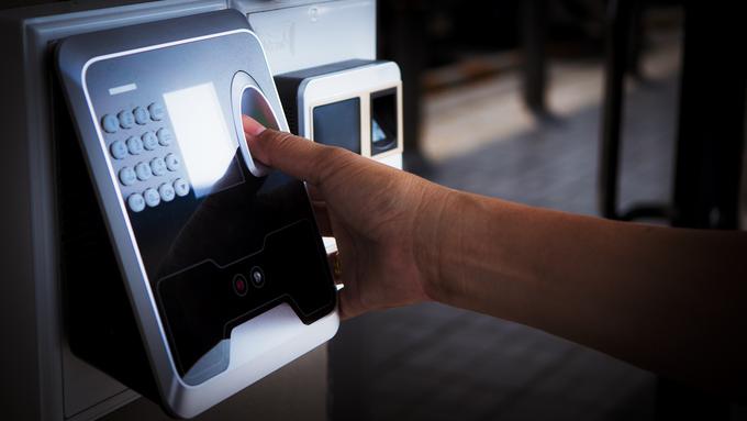 Čitalniki prstnih odtisov uporabljajo biometrično tehnologijo, ki jo imajo za zagotavljanje večje varnosti tudi pametni telefoni. | Foto: Getty Images