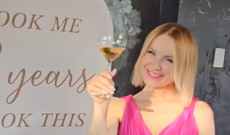 Hrvaška pevka z izbrancem praznovala v slovenski restavraciji #video