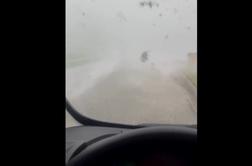 Avtomobilu prečkal pot silovit tornado #video