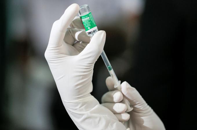Danska in Norveška sta se danes odločili, da s cepivom proti covid-19 proizvajalca AstraZeneca ne bosta cepili starejših od 65 let. | Foto: Reuters