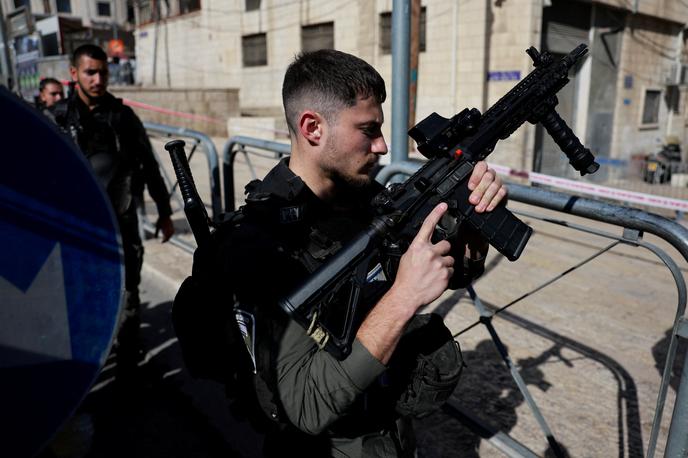 Pripadnik izraelske vojske | Po navedbah nemške tiskovne agencije dpa sta bila ob ranjenca pripadnika izraelskih obmejnih varnostnih sil. | Foto Reuters