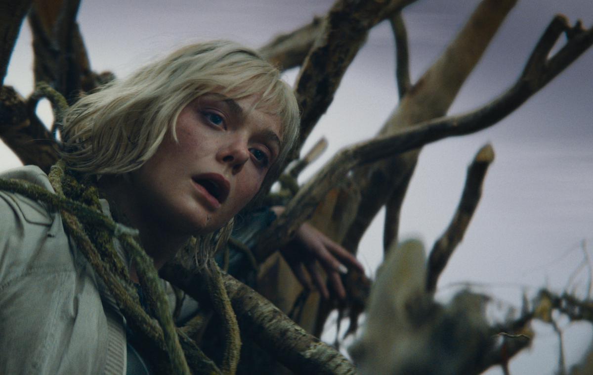 Predator Mrtva zemlja | Sprva se zdi, da je lik Elle Fanning še ena stereotipna manična piksijevka, torej ekscentrično dekle, ki naredi vse za podporo glavnega junaka, a lik preseneti z globino. In smrtonosnostjo. | Foto Blitz Film & Video Distribution