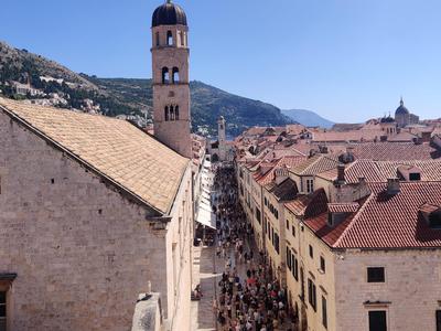 Trume obiskovalcev v vrsti čakale pred priljubljeno dubrovniško turistično točko
