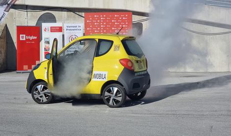 Poskus vžiga električnega avtomobila: bager uničil baterijo, nato bel dim, ognja pa nikjer