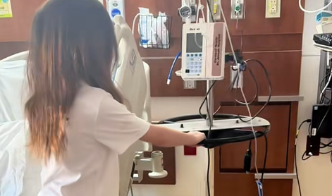 Deklica zbolela za gripo in ni mogla hoditi. Mama opozarja na redek zaplet.