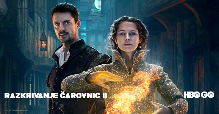 Zgodovinarka in čarovnica Diana Bishop mora razrešiti uganke začaranega rokopisa, pri tem pa ji pomaga skrivnostni vampir Matthew Clairmont. Druga sezona se začne, ko se Matthew in Diana na ulicah elizabetinskega Londona skrivata pred Kongregacijo. Najti morata čarovniškega učitelja, da bi Diani pomagal nadzirati magijo in poiskati izmuzljivo Knjigo življenja. • Celotna druga sezona je na HBO OD/GO na voljo od petka, 8. januarja. | Foto: 