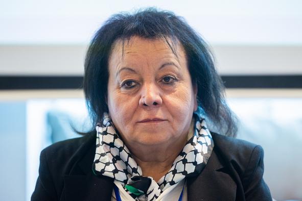 Izraelski vojaki pretepli palestinsko pesnico Hanan Awwad in jo zmerjali s teroristko