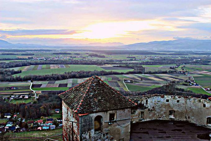 Grad Vurberk ima spektakularen razgled na Dravsko polje. | Foto: Tatjana Vogrin