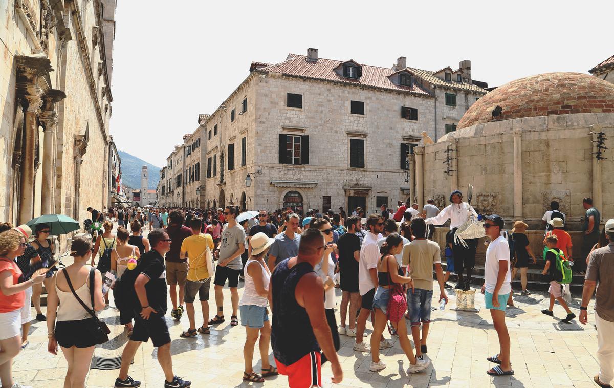 Dubrovnik | Skupna statistika za petmesečno obdobje letošnjega leta kaže povečanje obiska italijanskih in ameriških turistov, vendar pa ti še vedno predstavljajo premajhen delež prometa, da bi na Hrvaškem ohranili optimizem. Na fotografiji so turisti v Dubrovniku na Hrvaškem.  | Foto Reuters