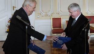 Češki premier predsedniku ponudil odstop vlade