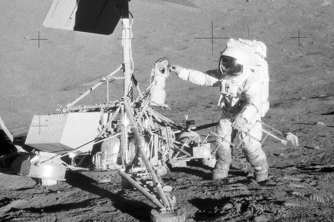 Surveyor je bil za Naso sicer prelomen prav tako kot Apollo, saj so v okviru programa namreč izvedli prvi ameriški pristanek na Luni. Čisto prvi so na Luni mehko, kar pomeni, da niso razbili pristajalnega modula oziroma se v Luno preprosto zaleteli, štiri mesece pred Surveyorjem 1 pristali Sovjeti. Na fotografiji je astronavt misije Apollo 12 Pete Conrad ob Surveyorju 3, ki je na Luni pristal dve leti prej. | Foto: NASA