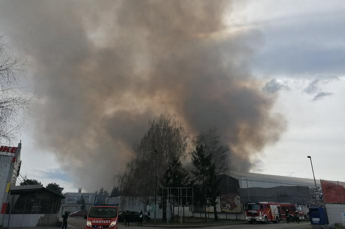 Požar Maribor Surovina | Zadnjič je v obratu Surovine v Mariboru zagorelo v noči na sredo, zadnji večji požar pa so zabeležili v začetku marca. | Foto Mediaspeed