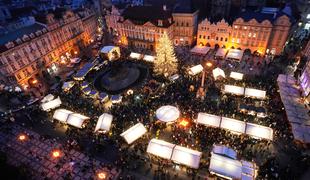 Božič po svetu: zakaj Japonci jedo KFC in Katalonci postavljajo 'sralca'