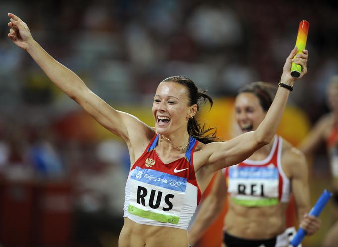 Takole se je zmage veselila Julija Čermošanska, ki je tekla zadnjo predajo v teku 4 x 100 metrov. Brez medalje bodo najbrž ostale tudi preostale članice štafete, ki nad razkritjem prav gotovo niso navdušene. | Foto: Reuters