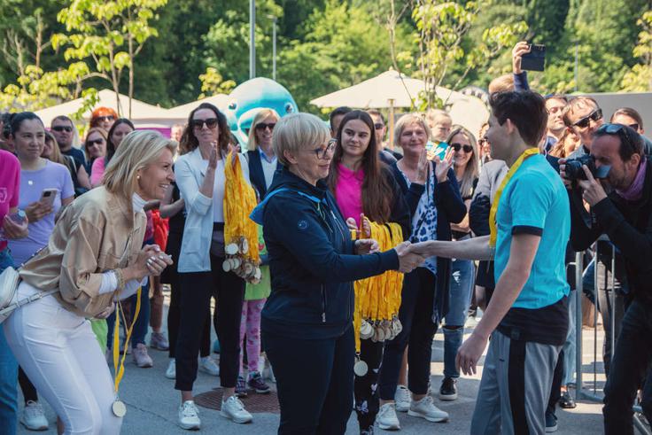 Na cilju sta vsakemu otroku medaljo osebno izročili Tanja Skaza in predsednica Republike Slovenije dr. Nataša Pirc Musar. | Foto: Plastika Skaza