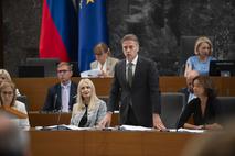 Golob Robert Državni zbor poslanska vprašanja