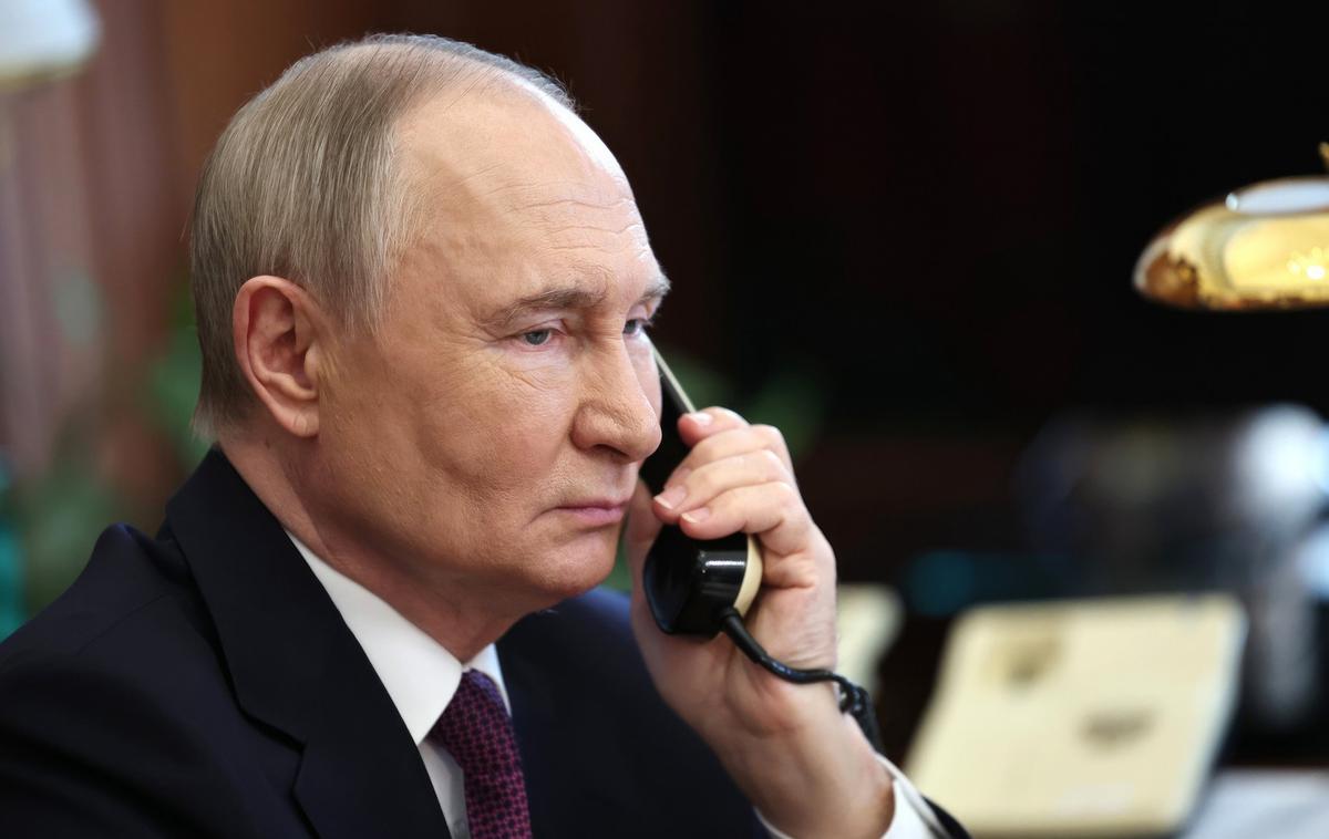 Vladimir Putin, telefon | Ruski predsednik Vladimir Putin je v ponedeljek podpisal zakon, s katerim se Rusija umika iz Evropske konvencije o preprečevanju mučenja in nečloveškega ali ponižujočega ravnanja ali kaznovanja. | Foto Profimedia