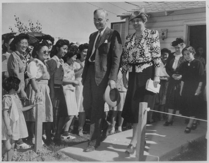 Leta 1943 je prva dama ZDA Eleanor Roosevelt obiskala internirane japonske Američane v Arizoni in kmalu zatem začela javno pozivati k njihovi osvoboditvi. | Foto: Thomas Hilmes/Wikimedia Commons