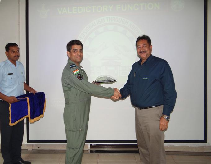 Pipistrelov predstavnik v Indiji veteran Sanjay Thapar VM se je zahvalil indijskim zračnim silam za njihovo podporo in predsedniku predal model letala Garud. | Foto: Osebni arhiv