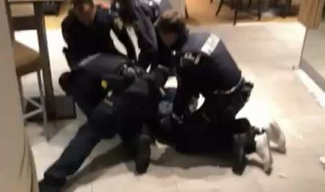 Policistom očitajo rasno motivirano nasilje. Policija: Ta namigovanja ostro zavračamo.