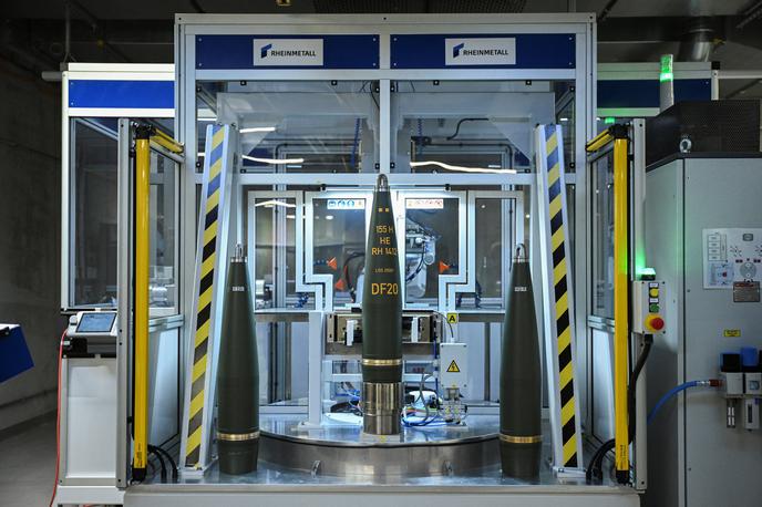 Rheinmetall | Rheinmetall načrtuje povečanje proizvodnje enot v več obratih tudi v drugih evropskih tovarnah. Kot je namignil izvršni direktor Armin Papperberger, bi to lahko bile Litva, Velika Britanija, v že obstoječih projektih, pa tudi Romunija, Latvija in Ukrajina, obrati pa bi po njegovih besedah prispevali k vseevropskemu obrambnemu ekosistemu. | Foto Reuters