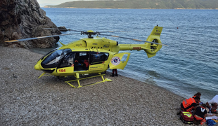 Spektakularen pristanek helikopterja na odročni plaži, reševali so nemškega turista #video