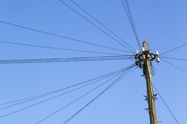 V Romuniji danes ni redkost, da z ene tako imenovane telegrafnice bingljajo optični kabli več deset različnih ponudnikov interneta. (Fotografija je simbolična) | Foto: Pixabay