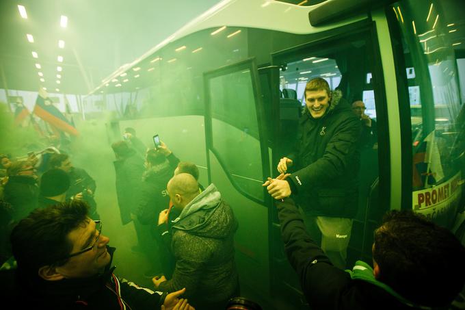 Blaž Blagotinšek se je na mejnem prehodu Obrežje z veseljem pridružil veselemu sprejemu. | Foto: Grega Valančič/Sportida