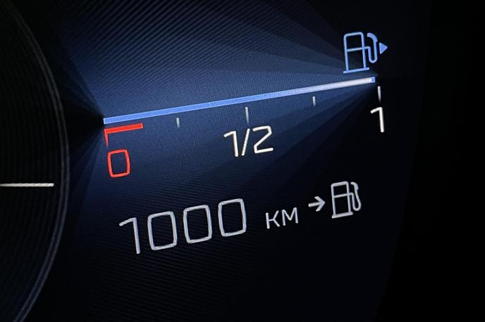 Peugeot 1000 kilometrov števec | Po mnenju BMW-ja je doseg tisoč kilometrov pri električnih avtomobilih zadosten. | Foto Gašper Pirman