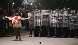 Brutalni spopad med policijo in protestniki #video