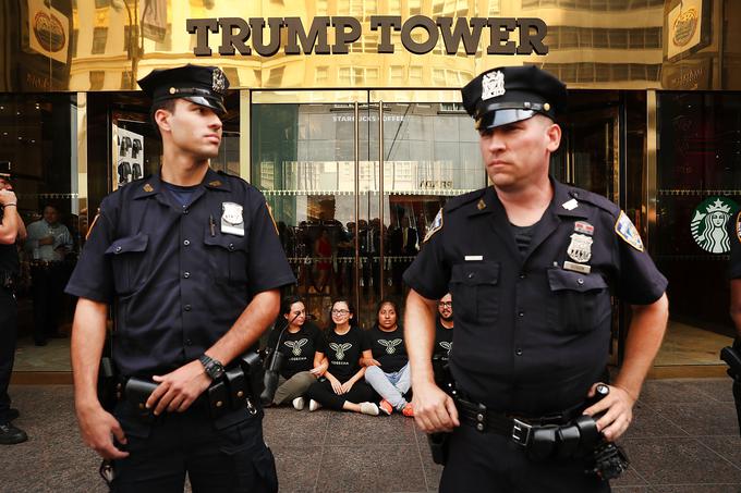 Pred Trump Towerjem že od začetka novembra vlada kaos. | Foto: Getty Images