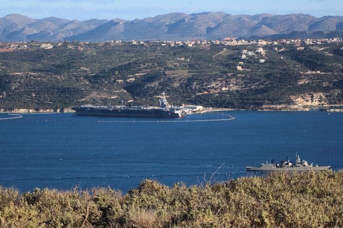 Letalonosilka USS Gerald R. Ford | Ena izmed poglavitnih prednosti letalonosilke USS Gerald R. Ford je njena hitrost. Glede na uradne podatke naj bi dosegla hitrost 30 vozlov (okoli 56 kilometrov na uro). V dolžino meri 333 metrov, na vodni gladini je široka 41 metrov, širina kapitanske kabine meri 78 metrov, visoka je skoraj 76 metrov. Vse skupaj ima kar 25 krovov. Poganjata jo dva jedrska reaktorja. | Foto Guliverimage