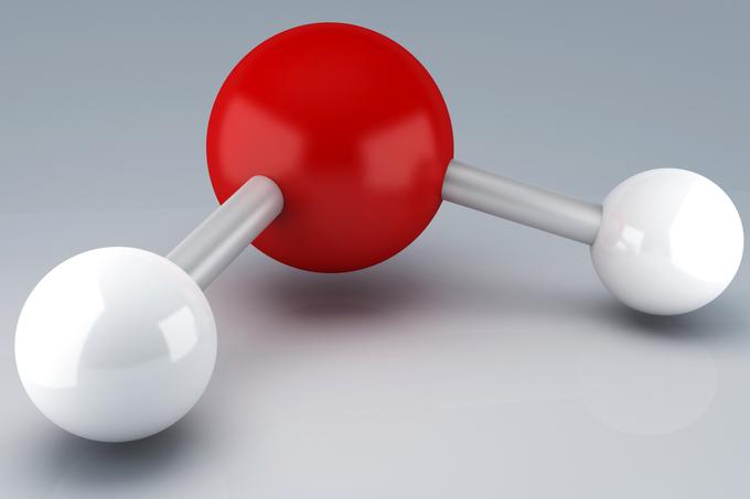 Molekulo vode sestavljajo atom kisika (rdeča kroglica) in dva atoma vodika (beli kroglici). Na Zemlji je po ocenah znanstvenikov okrog 1.046 molekul vode. V to oceno spadajo molekule v vseh morjih, oceanih, rekah in jezerih, pa tudi v živih bitjih.  | Foto: Thinkstock