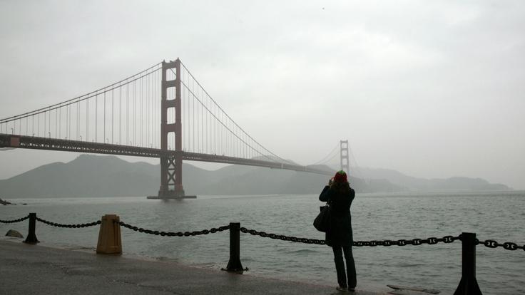 Trk ob vodno gladino ubije 98 odstotkov ljudi, ki skočijo z mostu Golden Gate. Ostali umrejo zaradi utopitve ali podhladitve. Skok je do leta 2005, ob zadnjem štetju poskusov samomora, preživelo le 26 oseb. Tisoči človek, 25-letni Eric Atkinson, je z mosta v smrt skočil leta 1995. | Foto: 