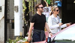 Ekskluzivno: Sončen dan zvabil Rickyja Gervaisa na prijeten sprehod