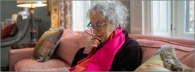 Uspeh TV-priredbe njenega odmevnega romana Deklina zgodba je ime pisateljice Margaret Atwood povzdignil v tržno znamko. Milijoni bralcev na pamet poznajo njene knjige od prve do zadnje strani, le malo pa jih ve, kdo je ženska in avtorica izza te zgodbe. • V petek, 26. 3., ob 22.50 na HBO 2.* │ Tudi na HBO OD/GO. | Foto: 