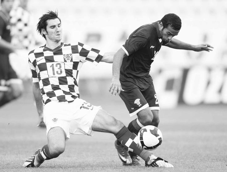 V hudi prometni nesreči na Turanjski obvoznici v Karlovcu je 18. aprila umrl 39-letni hrvaški nogometaš Nikola Pokrivač. Nekdanji hrvaški reprezentant, ki je trikrat premagal Hodgkinov limfom, raka na bezgavkah, se je vračal s priprav s klubom Vojnić, za katerega je podpisal lansko poletje. V najboljših letih je branil barve zagrebškega Dinama, Monaca in Salzburga. | Foto: Reuters