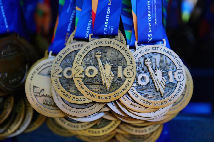 Newyorškega maratona se vsako leto udeleži več kot 50 tisoč tekačev. Toliko jih teče samo na maratonski razdalji!  | Foto: Getty Images