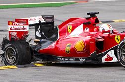 Eksplozija gume v izdihljajih dirke šokirala Ferrari in Vettla