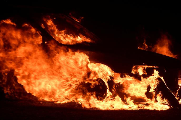 avto ogenj | Ogenj je uničil tudi dva viličarja in kamiona. Fotografija je simbolična. | Foto Reuters