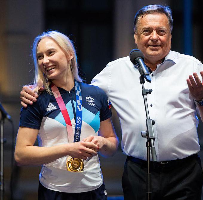 Na posnetku je župan prestolnice Zoran Janković, ki je bil krajši čas tudi poslanec, z dobitnico olimpijske medalje Janjo Garnbret. | Foto: Grega Valančič/Sportida