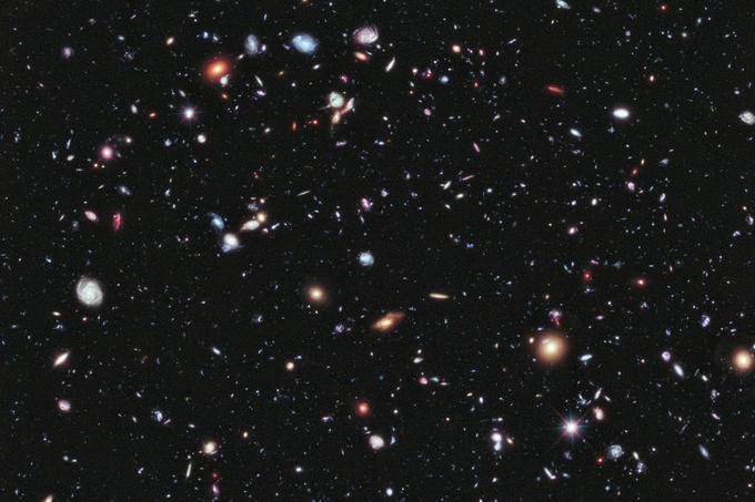 Hubblovo ekstremno globoko polje (ali Hubble eXtreme Deep Field) je najostrejši in obenem najgloblji pogled v vesolje do zdaj. Med več kot 15.500 galaksijami na fotografijah je ogromno antičnih, nastale so pred 13,2 milijarde let. Številne galaksije v Hubblovem ekstremno globokem polju so tako slabo vidne, da bi jih ljudje lahko videli le, če bi imeli desetmilijonkrat občutljivejši vid. | Foto: Reuters