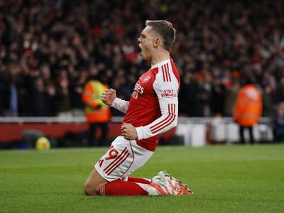 Arsenal suveren na mestnem derbiju, United igra z Evertonom