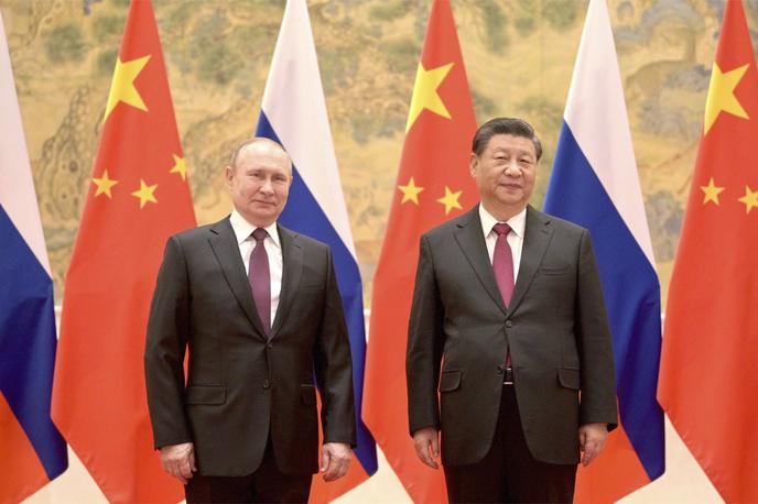 Putin, Ši | Ruski predsednik Vladimir Putin in kitajski predsednik Ši Džinping 4. februarja 2022 na srečanju v Pekingu, med katerim sta Rusija in Kitajska potrdili močne prijateljske vezi. 20 dni pozneje je Rusija napadla Ukrajino. Nekateri politični analitiki trdijo, da je prišel Putin na Kitajsko iskat podporo vojni v Ukrajini oziroma da je Ši Džinpinga z dogovorom o "prijateljstvu brez meja" pravzaprav stisnil v kot, saj mora Kitajska na mednarodnem političnem parketu glede konflikta v Ukrajini zdaj bodisi ohranjati nevtralnost bodisi izraziti podporo Rusiji. | Foto Guliver Image
